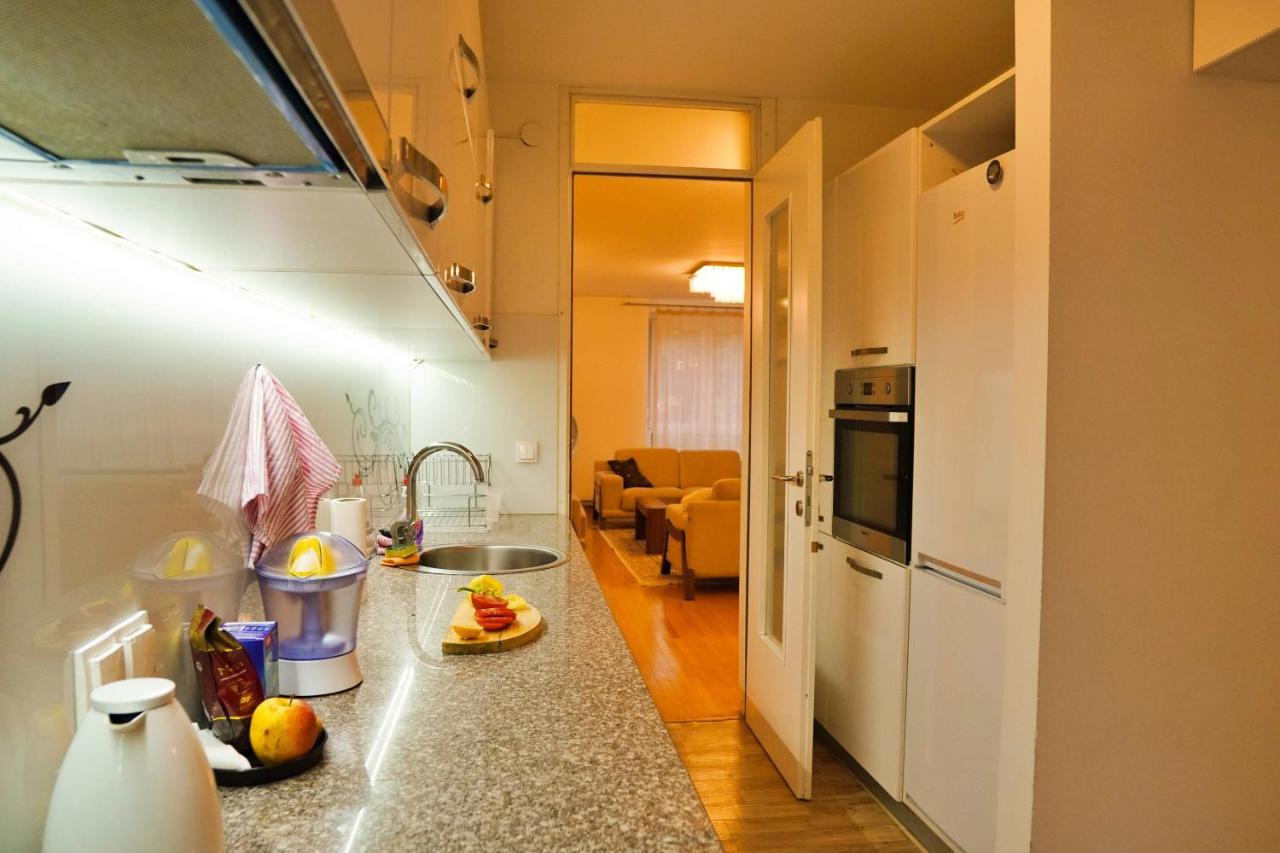 City Center Grand Apartment - Three-Bedroom, Free Parking Sarajevo Extérieur photo